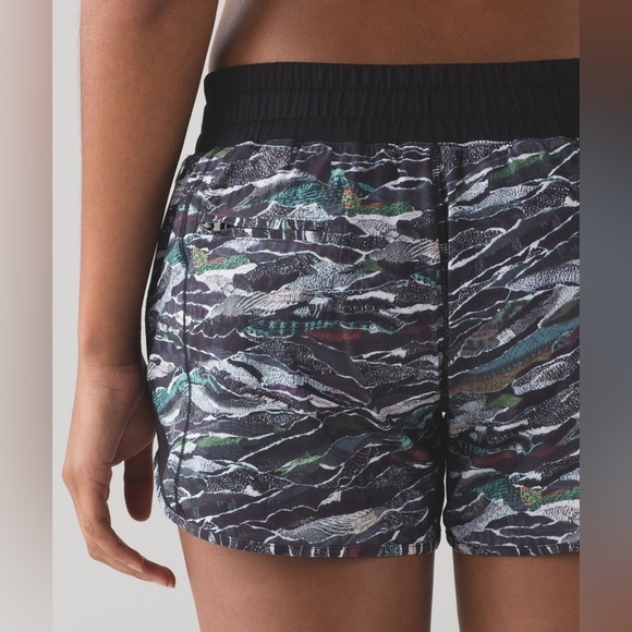 LULULEMON Hotty Hot Short (Long  4")
Mini Sweatr Multi Black / Black - Picture 9 of 11